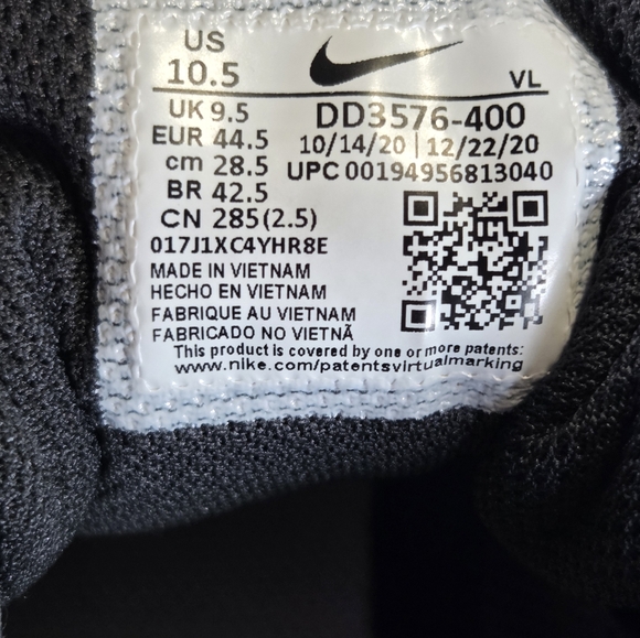 Nike Dark Blue Sneakers with Red Swoosh - Picture 4 of 6